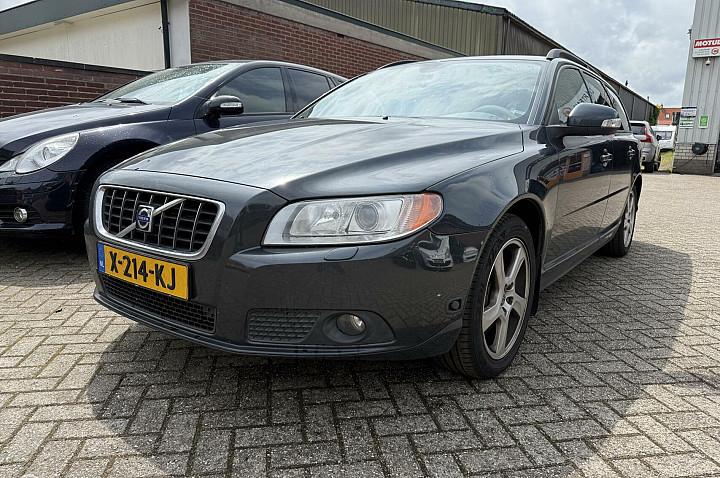 Volvo V70 2.5FT Momentum | Trekhaak | Xenon | Nivomat| Youngtimer