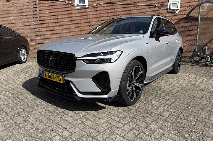 Volvo XC60 2.0 T6 Plug-in hybrid Ultimate Dark | HK Audio | Dig. Spiegel | Garantie | Head-up | Stoel + Stuurve
